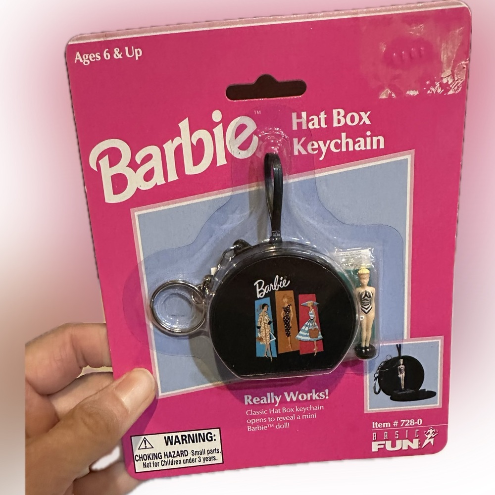 VTG 1999 MATTEL BARBIE HATBOX WITH TINY DOLL KEYCHAIN COLLECTIBLE MINI HAT BOX